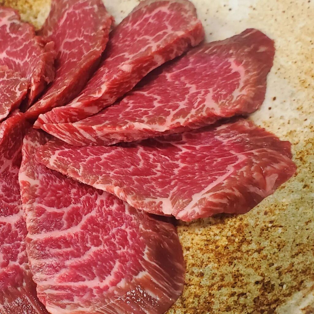 今月はくまもとあか牛が特選牛となっております。赤身が強くジューシーでとても食べやすいのでご賞味あれ…新宿御苑/焼肉/…