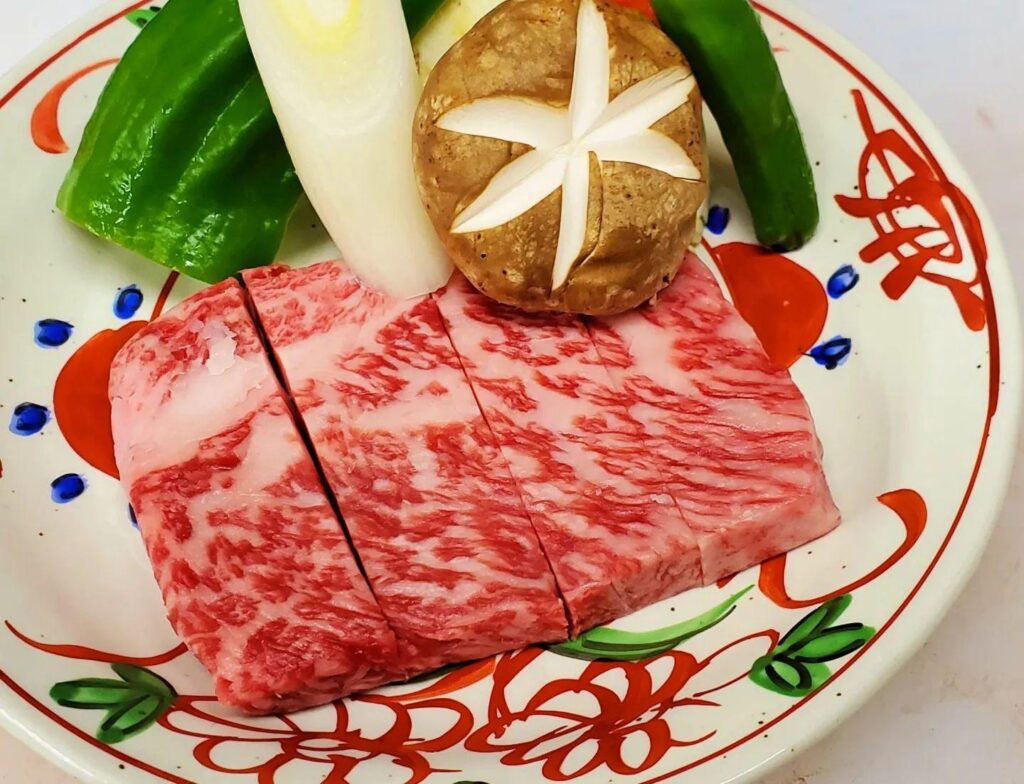 天気の良い日曜日は焼肉したくなりますね…厚切りのサーロインや、名物厚切りレバー等もご用意しております。新宿御苑/焼肉…