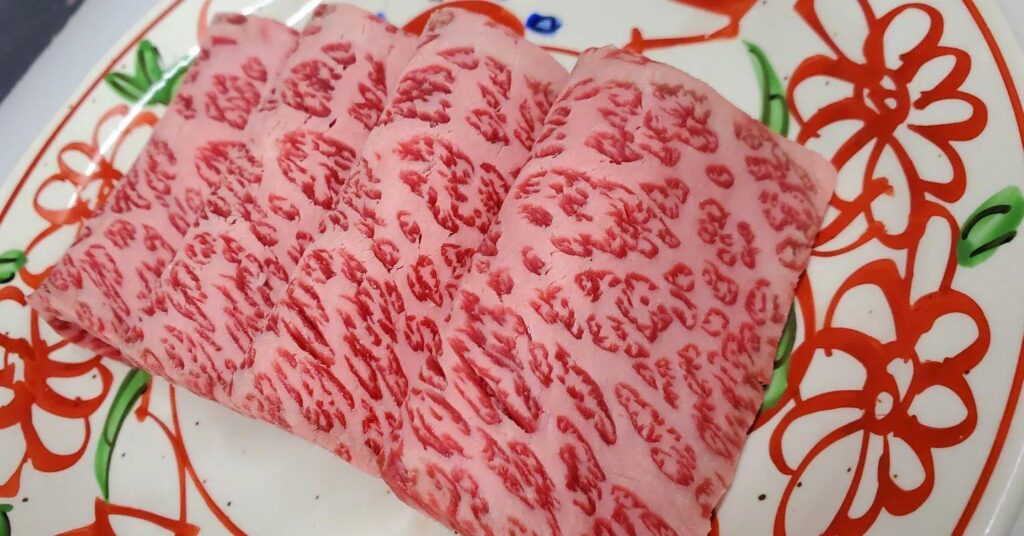 焼肉ランクのてっぺん付近にはこのザブトンが鎮座しています。最もサシが入りやすい部分で、コクのある脂の甘みと赤身肉の旨…