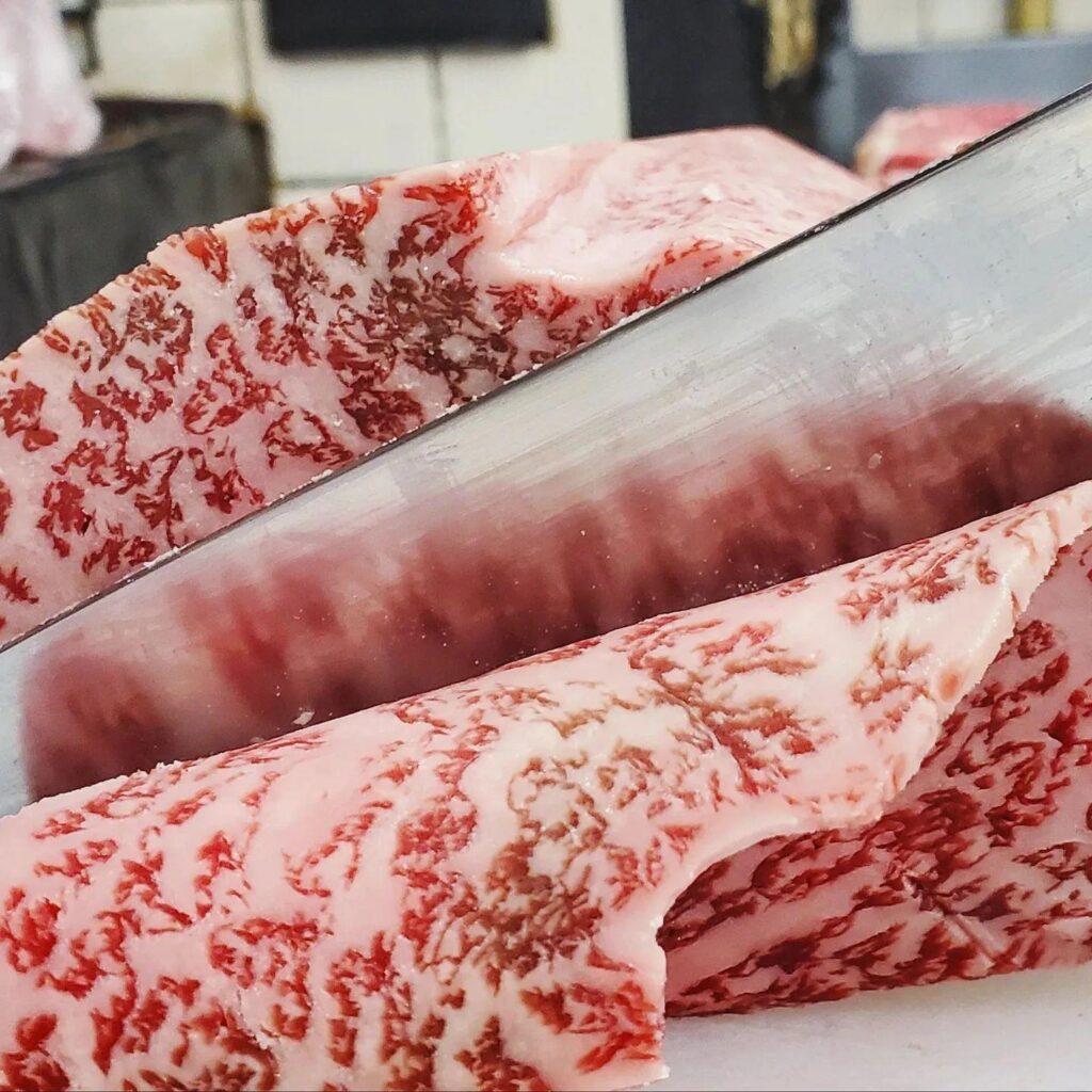 サーロインは、きめが細かくやわらかい食感が特徴の部位です。 肉の赤身と赤身の間の脂肪が白い網目状に入っているのを「サ…