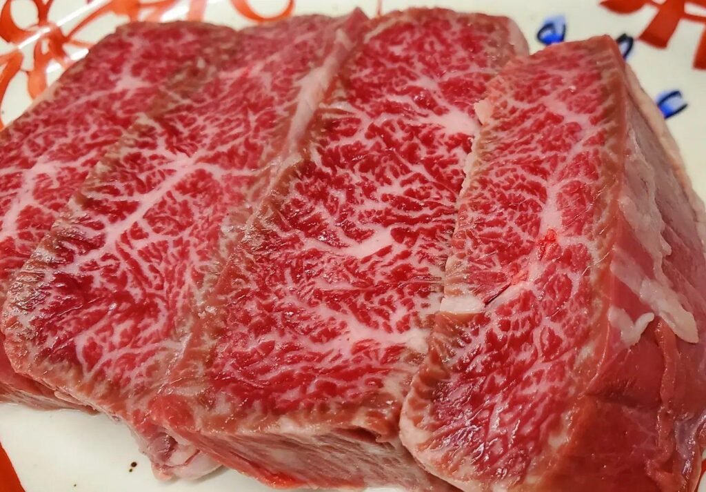 『肉質も柔らかく、肉味も強い』のが特選の和牛ハラミ、とても希少なので数量限定となりますが必食です…新宿三丁目/焼肉/…