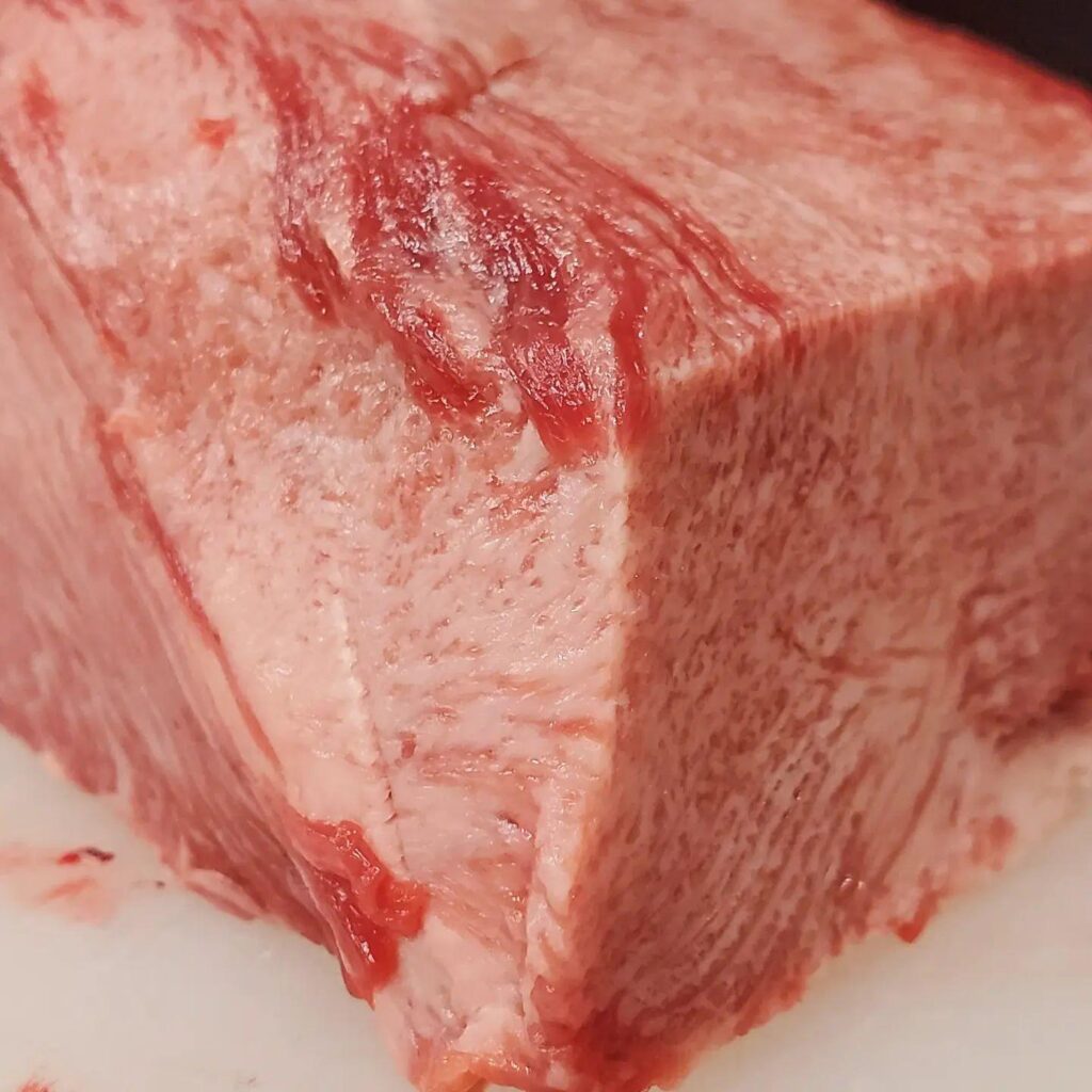本日も黒毛和牛タンがムチムチとして美味しそうです🎵タン好きな方はやっぱり黒タンですね…新宿三丁目/焼肉/ホルモン/ラ…