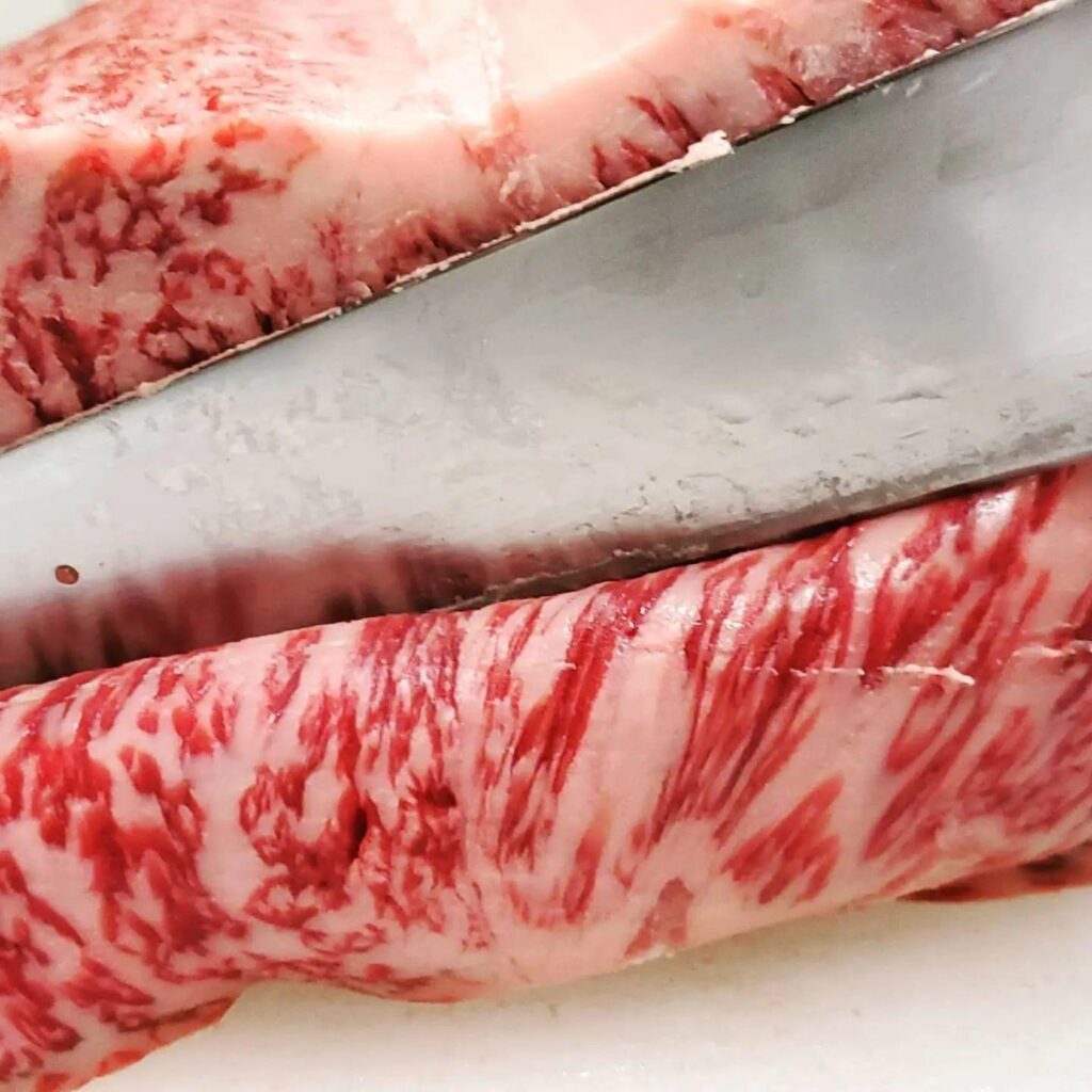 本日は裏メニュー(リブ芯)がおすすめです。あっさりとこくのある上質なお肉です。是非召し上がってみてください。新宿御苑…