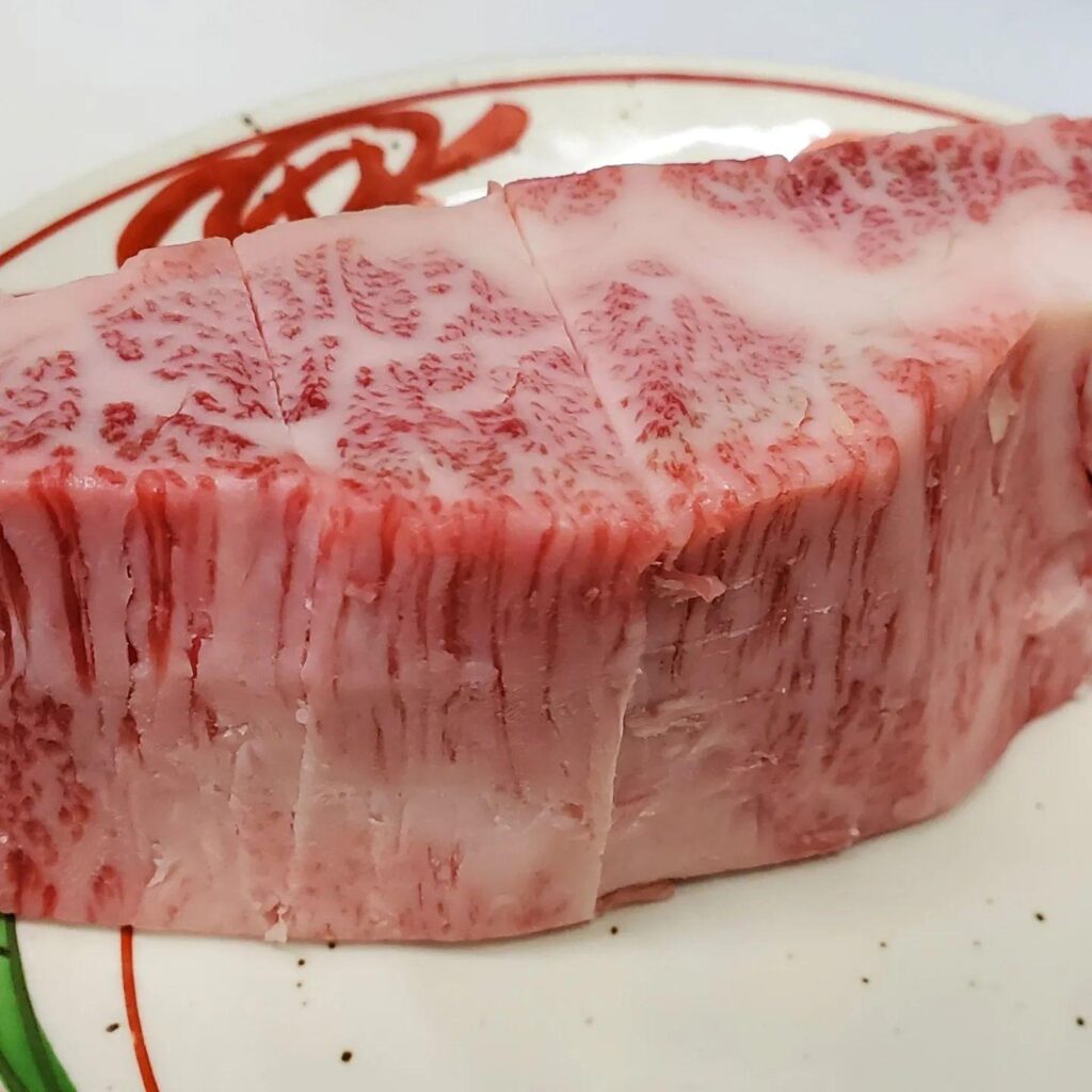 月曜から焼肉…圧巻の分厚さ！画像でみるより高さ出てます週明けの焼肉で気持ちあげていきましょう。新宿三丁目/焼肉/ホル…