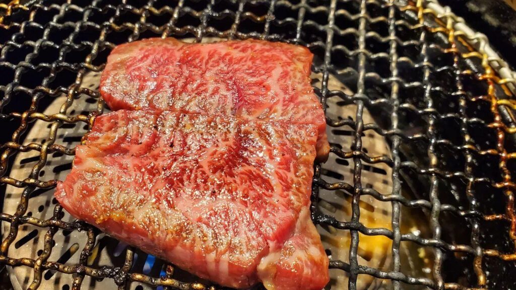 月曜から焼肉…食感と甘みが魅力の霜降り肉と黒毛和牛ならでは旨味、カリッと香ばしく焼き上がる食感とジューシーな旨味をお…