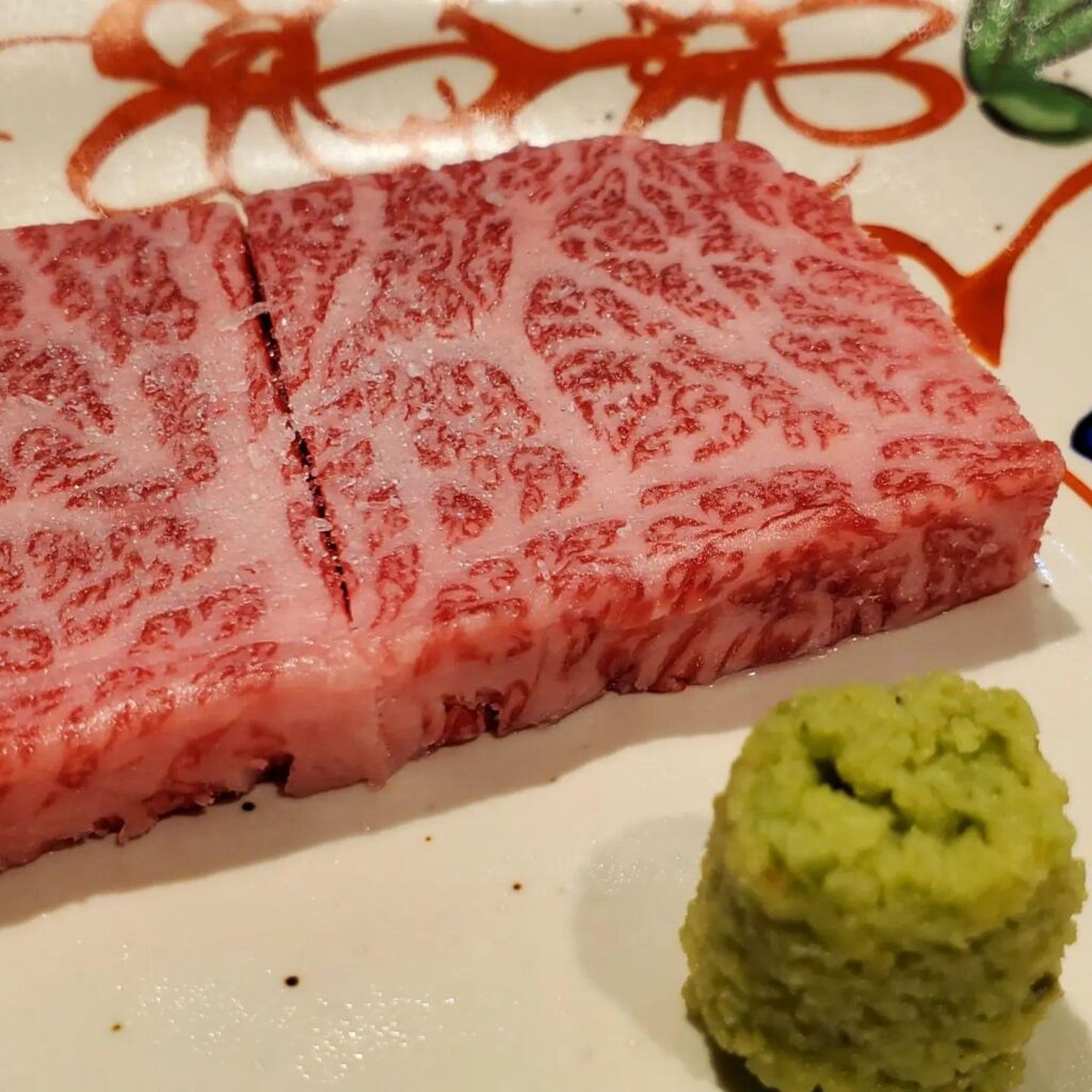 ザブトンの秘密…細かなサシが特徴で、脂の甘みと肉の旨味、両方が感じることができる代表する部位です。新宿御苑/焼肉/ホ…