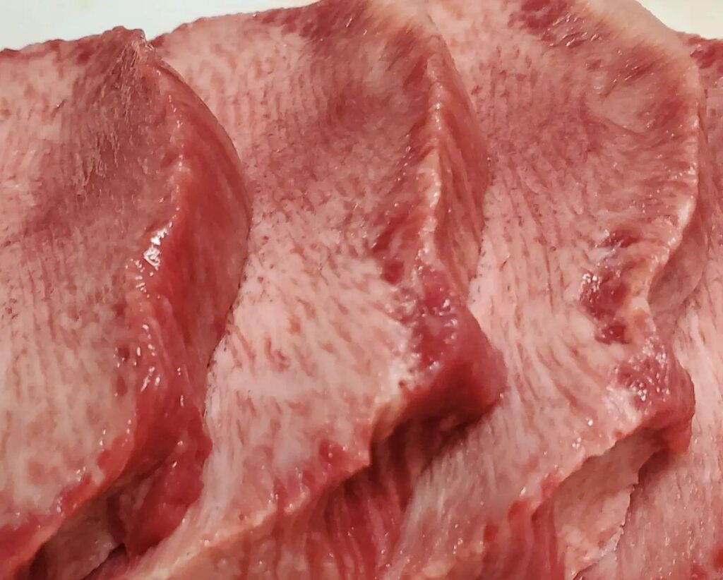 (希少な黒タン=厚切り)がうまみを感じられます。新宿御苑/焼肉/ホルモン/肉/新宿