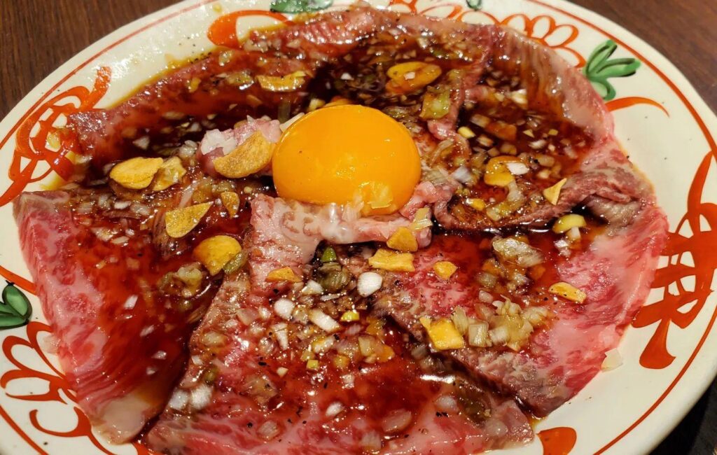 月曜から焼肉…ユッケ風でサッと炙って頂く赤身は絶品です。新宿御苑/焼肉/ホルモン/肉/新宿