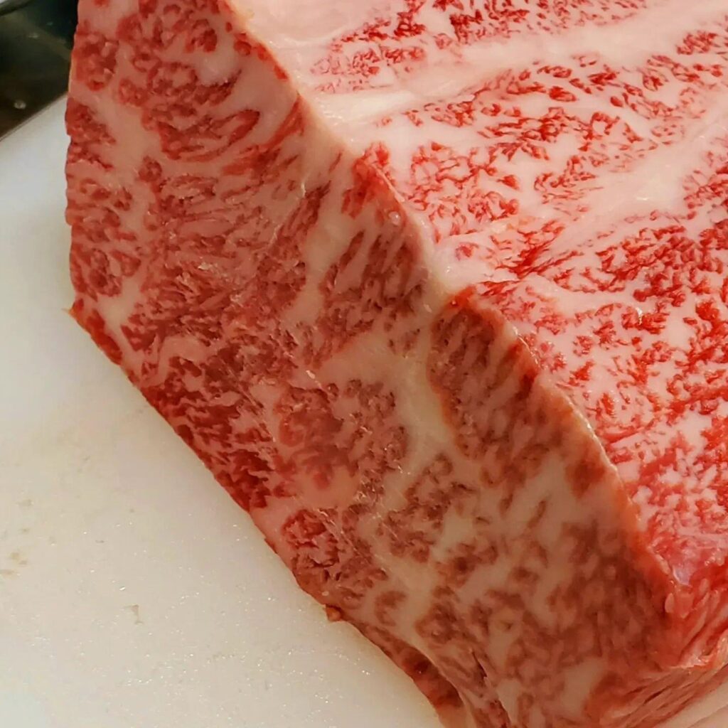 山形牛…深い味わいとまろやかな脂質が魅力です。サーロインや赤身で使用しています。新宿三丁目/焼肉/ホルモン/ランキン…
