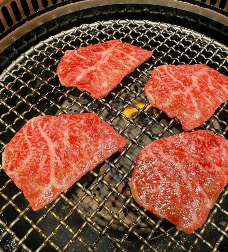 あいにくの天候ですが人気の厚切りレバー、特選タン等々しっかり揃えてお待ちしております(お席比較的あります)新宿三丁目…