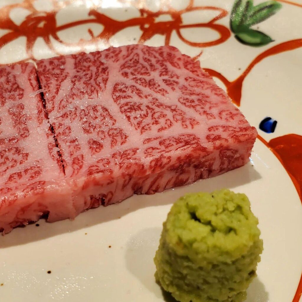 あいにくのお天気ですが品揃えはしっかり揃えてお待ちしております。新宿三丁目/焼肉/ホルモン/ランキング/おすすめ/デ…
