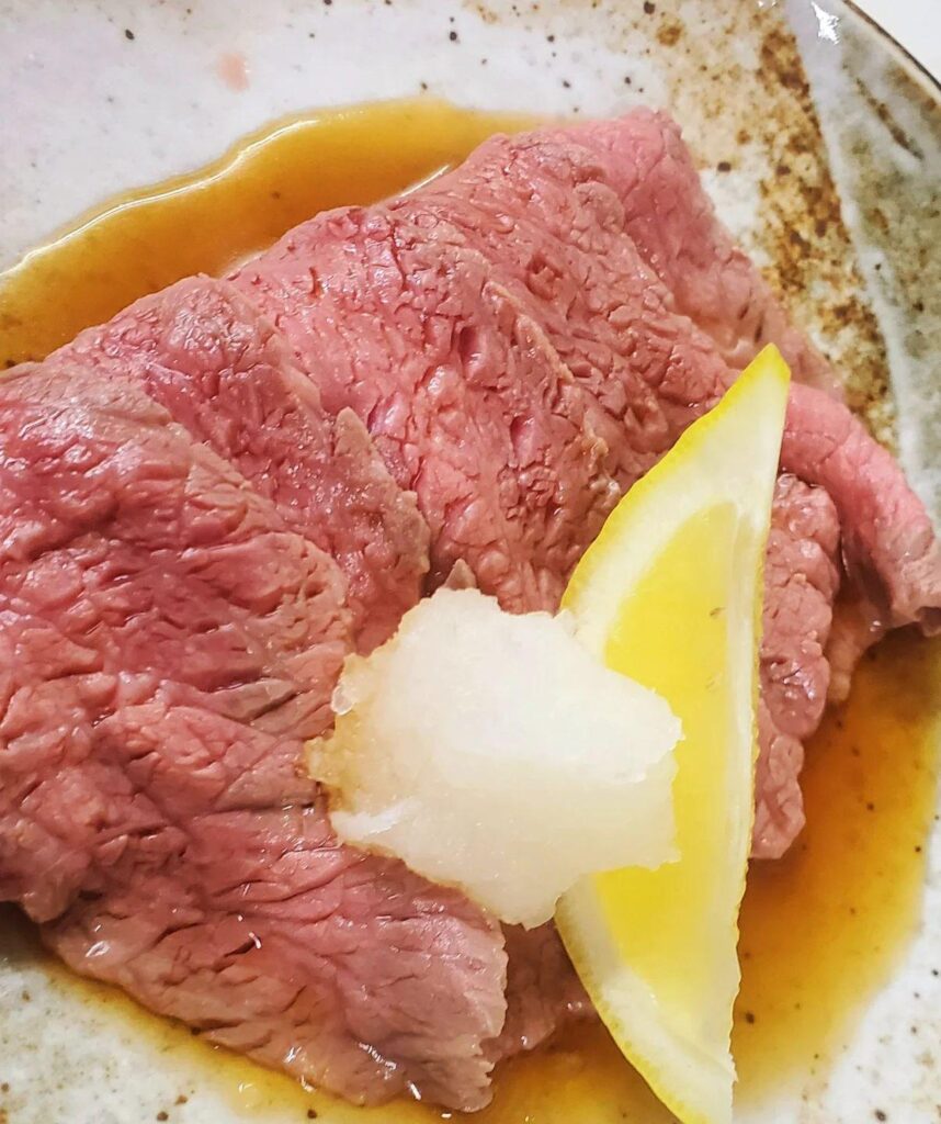 クセになる一品(赤身の冷製)先発はこれで決まり。新宿三丁目/焼肉/ホルモン/ランキング/おすすめ/デート/新宿