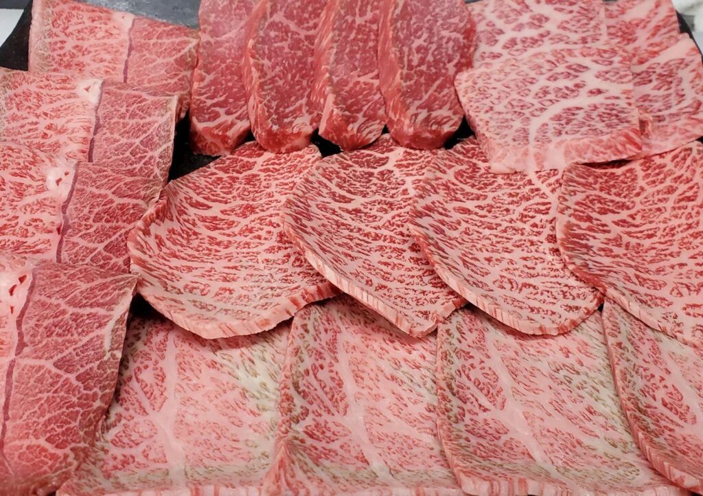 12月のスタートは神戸屋の焼肉から始めましょう。本日のオススメはうまみの厚切りレバー、ジューシーな特選ハラミになりま…