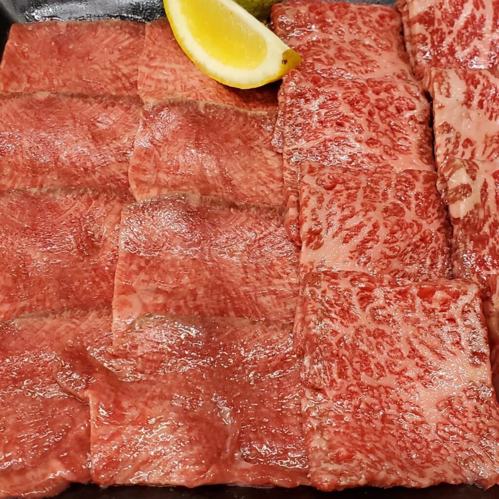 本日お席あります。本日は特選の厚切りレバーや旨味と厚みの厚切りレバーをご用意しております。新宿御苑/焼肉/ホルモン/…