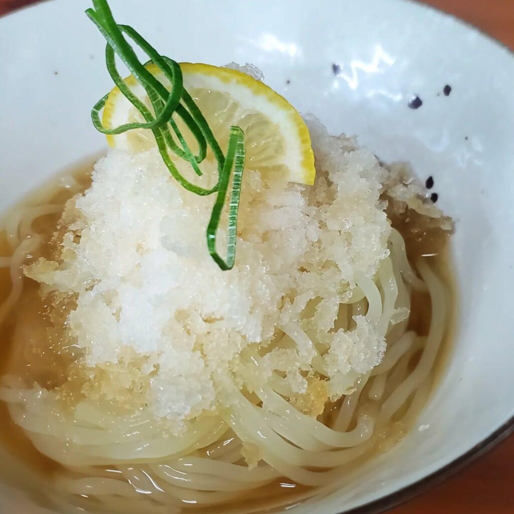 当店の冷麺は盛岡冷麺なのでツルシコ食感が味わえます。スープをシャーベット状にしているので冷たくてしっかりと〆の一杯と…
