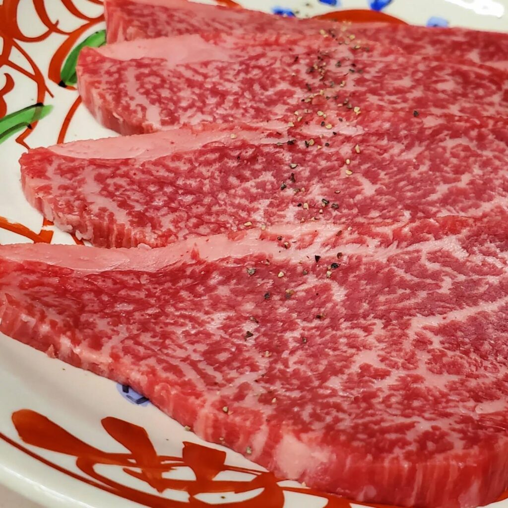 当店人気のプレミアムコースに入っているお肉をご紹介…旨味を恐縮した赤身の最高峰山形牛ヒレは追加して食べたい逸品です。…