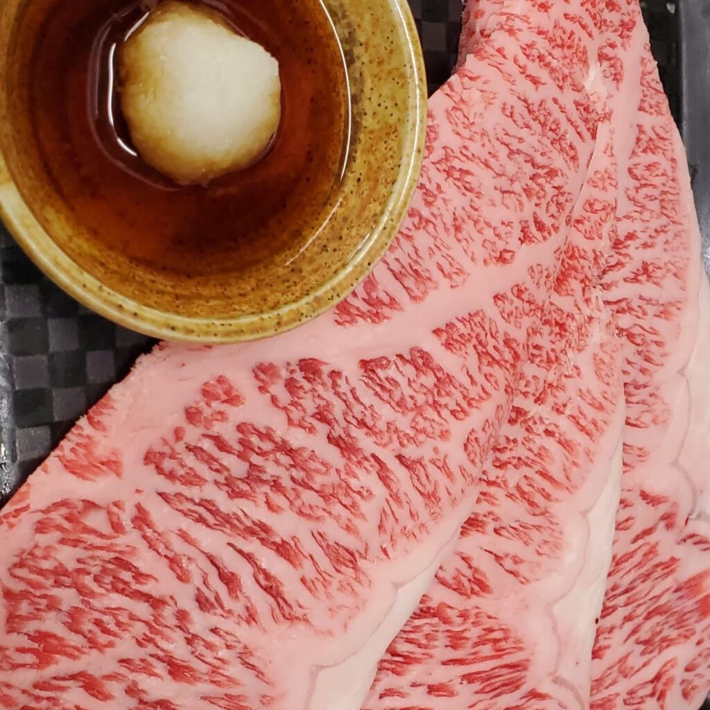 山形牛サーロイン…山形牛のきめ細かな霜降りの、しつこさのない脂の旨さを楽しめるサーロインは、まさに芸術的な美味しさで…