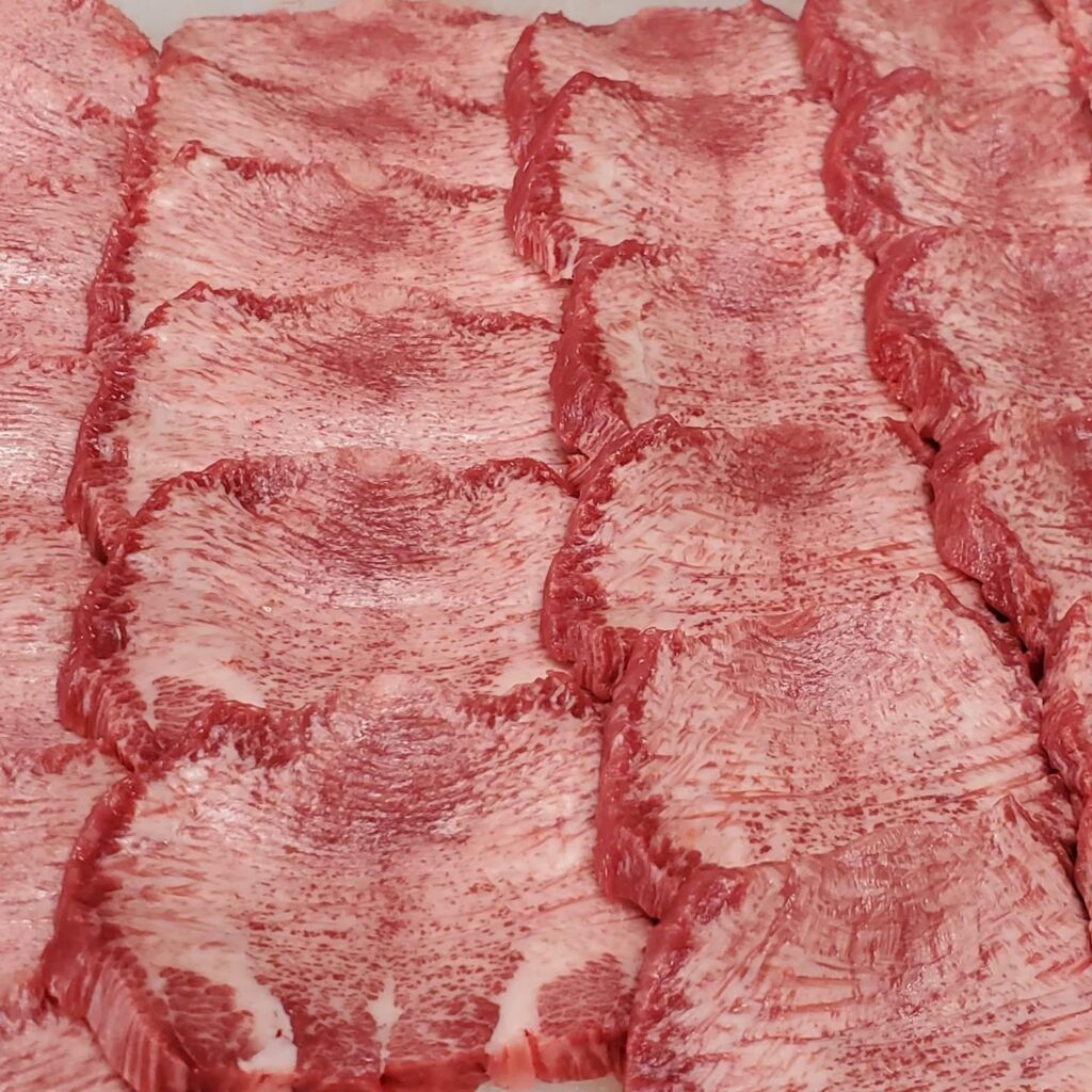 特選タンは一本から数食分しか取れない非常に希少な物となってます。通常のタンより旨味、ジューシー感がたまりません。新宿…