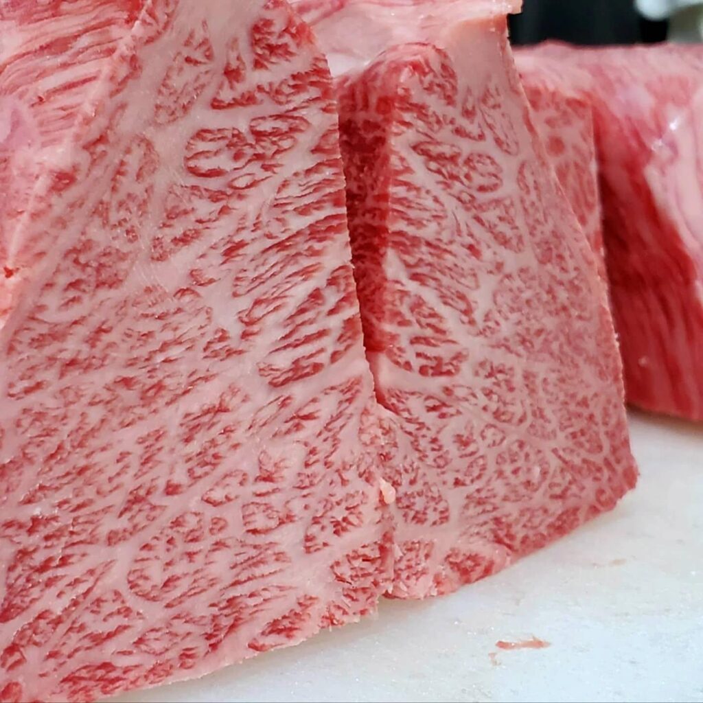 特選ザブトン…肩ロースの中で最もサシが入りやすい部分で、コクのある脂の甘みと赤身肉の旨味を持ち合わせています。新宿御…