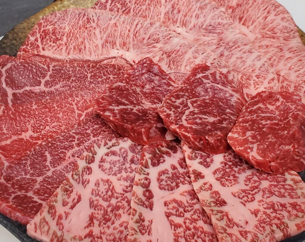 あいにくのお天気ですが当店名物盛り合わせはしっかりとご用意！特選の厚切りや赤身をスライスでご提供等神戸屋名物盛り合わ…