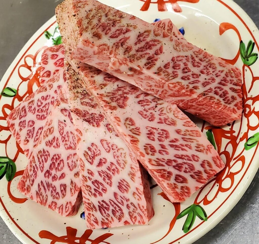 特選カルビはダイレクトにお肉を感じてもらいたいので厚切りです。しっかりジューシー間違いない！新宿三丁目/焼肉/ホルモ…