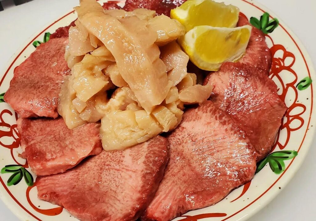 塩盛りの中でも鉄板と言えるのは上タン塩と上ミノの塩コンビネーションです。サッと焼いても良し、よく焼きでも楽しめますね…
