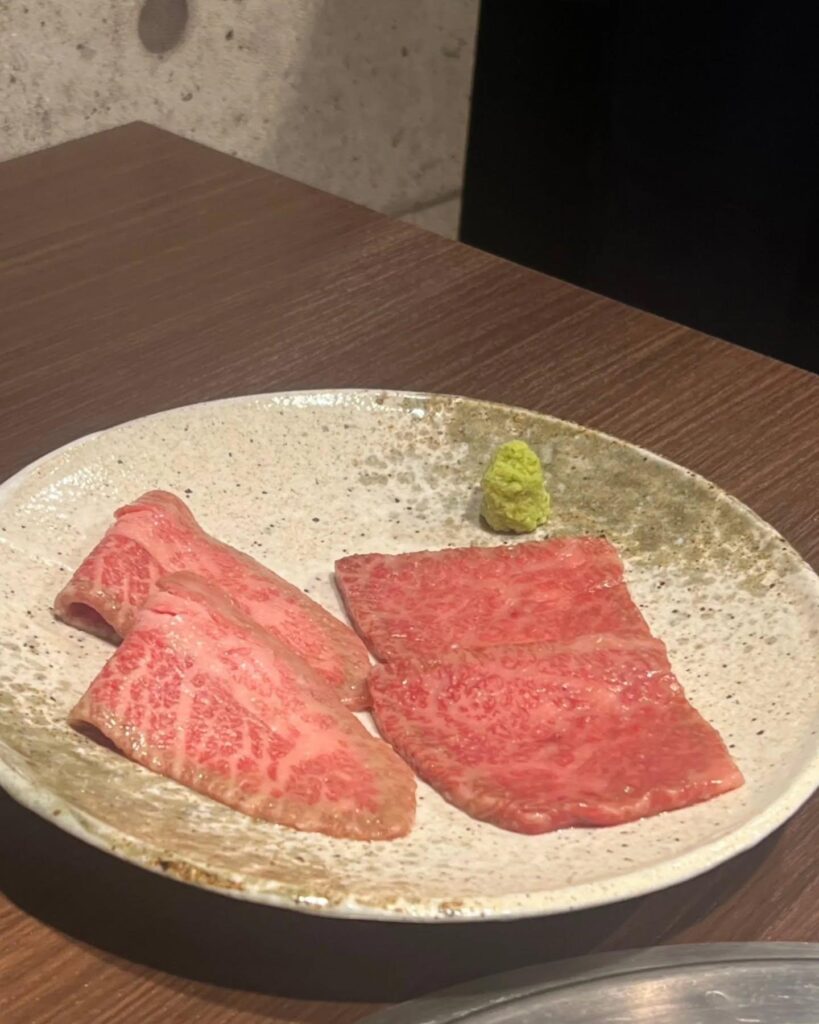 月曜から焼肉…本日のオススメはスターターとして先ずはさっぱりと赤身の冷製いかがでしょうか。新宿御苑/焼肉/ホルモン/…