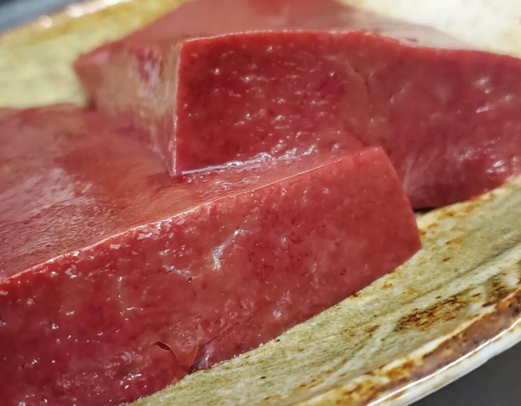バチバチの厚切りレバー入荷しました。是非、ご賞味ください。新宿三丁目/焼肉/ホルモン/ランキング/おすすめ/デート/…