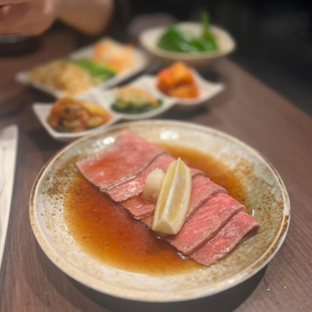 当店人気のコース(一部)前菜、本日の１皿(赤身の冷製)…新宿三丁目/焼肉/ホルモン/ランキング/おすすめ/デート/新…