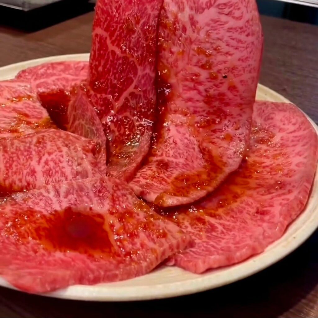 神戸屋名物・赤身厳選3種盛り合わせ…この一皿で赤身の全て知るかもです。新宿御苑/焼肉/ホルモン/肉/新宿/新宿三丁目…