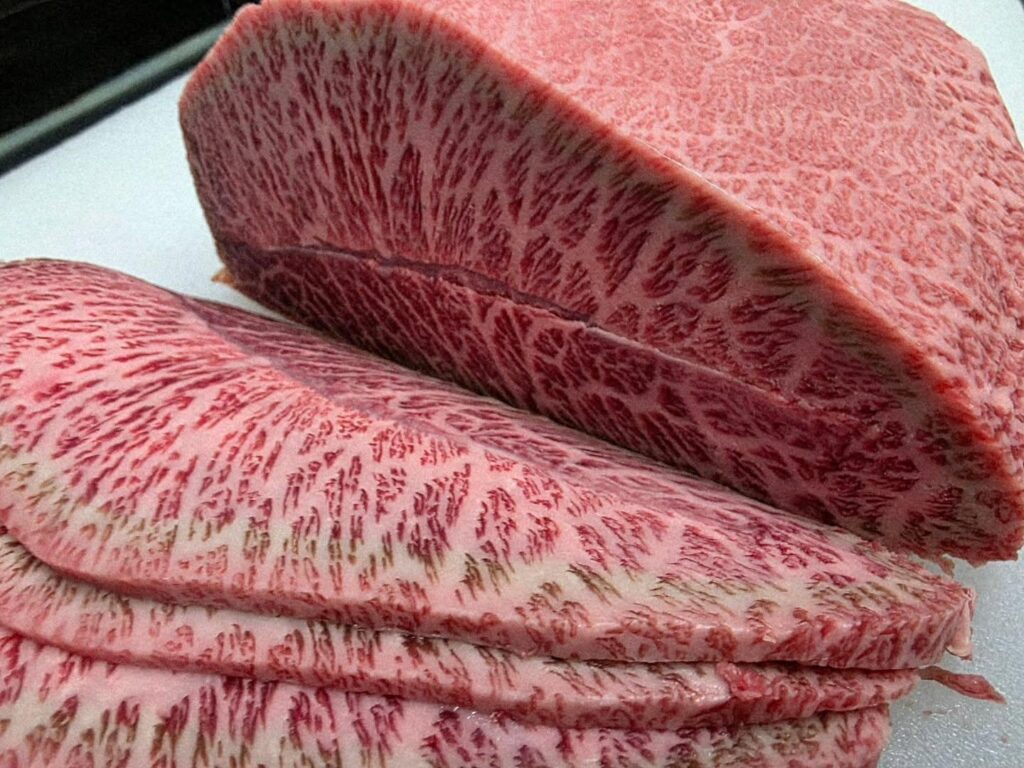 明日はいい日に…暑い日が続きますが赤身の疲労回復はgood！当店名物赤身盛り合わせは様々な赤身を堪能できます。新宿御…