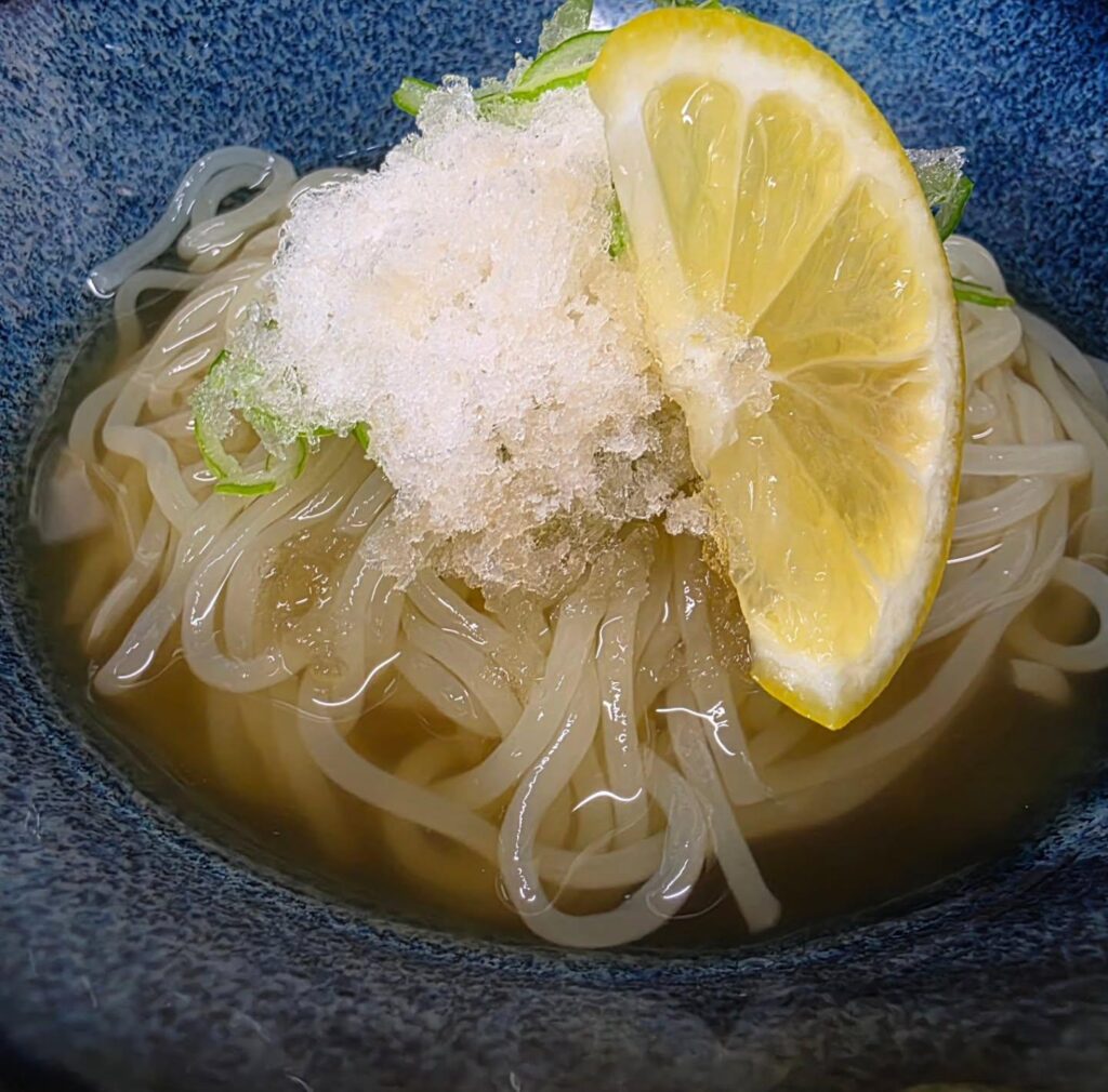 こんな暑い日はやっぱりキンキンに冷えてやがる冷麺です。新宿御苑/焼肉/ホルモン/肉/新宿/新宿三丁目/ステーキ/ラン…