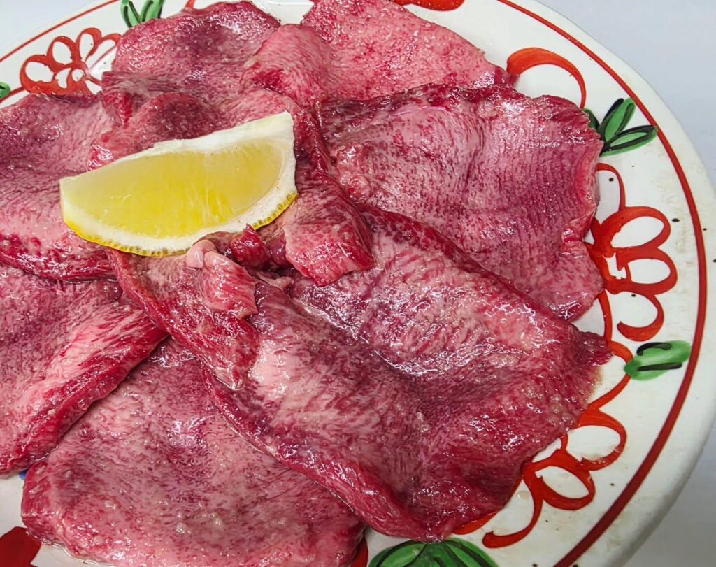 焼肉の1番打者は…やっぱり牛タン塩ではないでしょうか。ジューシーでいて尚且つサクサクの牛タンは無限タンいけますね(笑…