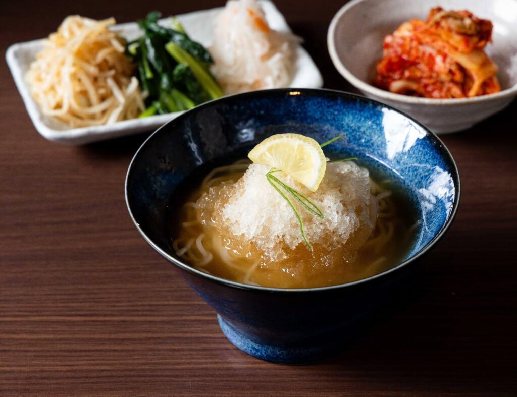 連休にもってこいなのは…焼肉！当店、盛り合わせ等メインはもちろんの事、〆の冷た～い冷麺や、熱々のビビンバ等もおすすめ…